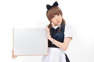 女性モデルが、メイド服を着ています。この画図の背景は、白色です。