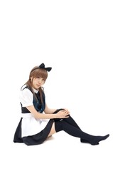 女性モデルがメイド服を着ています。この画像の背景は、白色です。