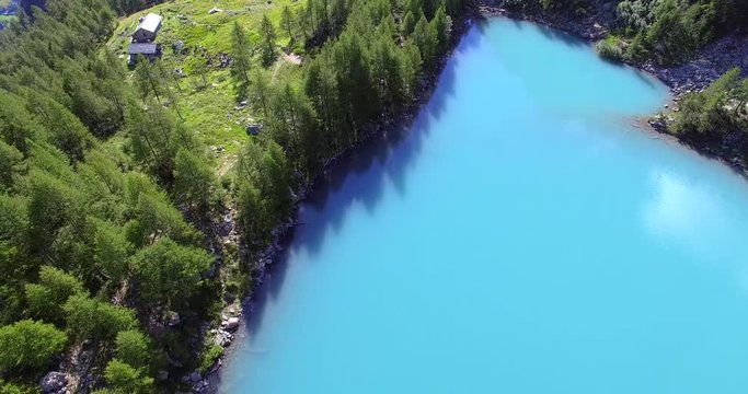 Aerial 4k - Valmalenco (IT) - Valtellina - Lagazzuolo - 1992 slm - Rifugio Alpini 