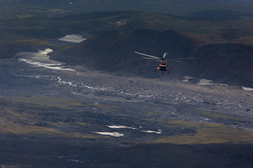 Fototapeta na wymiar Helikopter über der Vulkanlandschaft Kamtschatkas - Sibirien - Russland