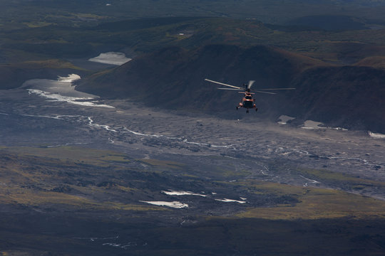 Helikopter über der Vulkanlandschaft Kamtschatkas - Sibirien - Russland