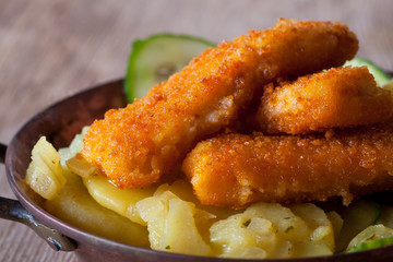 Fischstäbchen mit Kartoffelsalat
