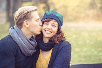 Fototapeta premium Junges Paar im Herbst