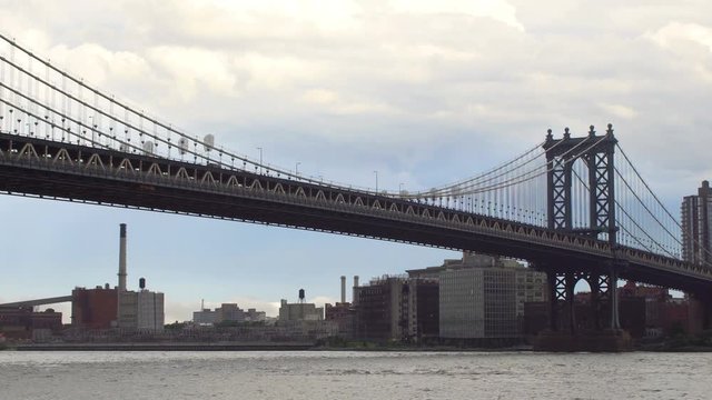 Manhattan bridge timelapse shot on a cloudy, rainy day