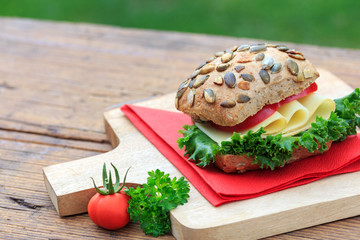 frisches Käsebrötchen im Garten