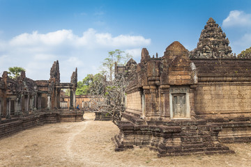 Naklejka premium Banteay Samre hindu temple, Angkor, Cambodia. Blue sky background