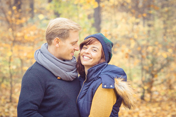 Junges Paar im Herbst