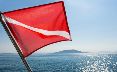 Taucher Flagge auf Boot vor glitzerndem Mittelmeer