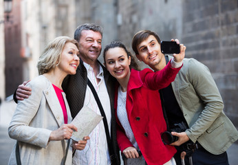 Obraz premium Laughing tourists shooting on cell phone
