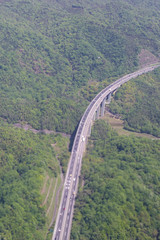 空から見た田舎の山間部の高速道路