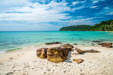 Fototapeta na wymiar Beautiful tropical island beach summer holiday - Travel summer vacation concept