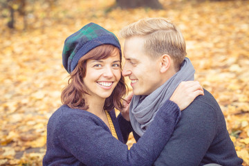 Fototapeta premium Junges Paar im Herbst