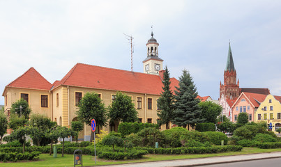 Trzebiatów- Rynek Starego Miasta z ratuszem. W tle wieża katedry
