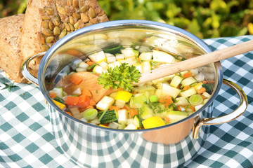 Gemüsesuppe, klare Gemüsesuppe, Brötchen, Textraum, copy space