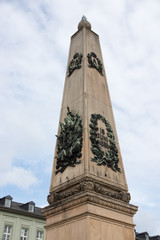 Waterloo-Obelisk auf dem Luisenplatz in Wiesbaden, Hessen