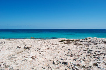 Fototapeta na wymiar Fomentera, Isole Baleari: la spiaggia di Levante, Platja de Llevant, sul versante est della penisola Trucador, accanto alla spiaggia Ses Illetes, il 6 settembre 2010