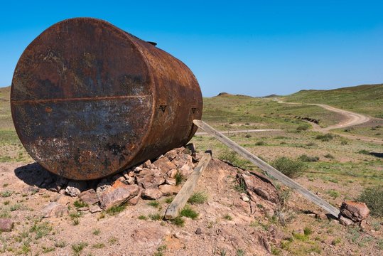 Rostiger Wasserbehälter in der Wüste Gobi