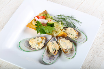Baked mussels in cream sauce