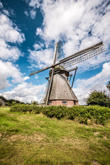 Fototapeta na wymiar Historische Windmühle bei Sonnenschein
