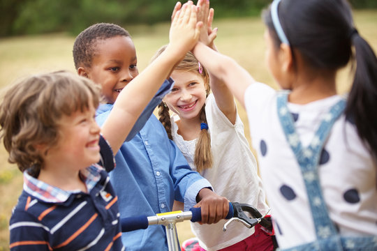 Gl&uuml;ckliche Kinder machen High Five