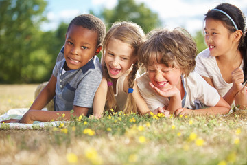 Multikulturelle Gruppe Kinder im Sommer