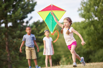 Gruppe Kinder lässt Drachen steigen