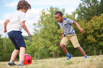 Zwei Jungen spielen Fußball