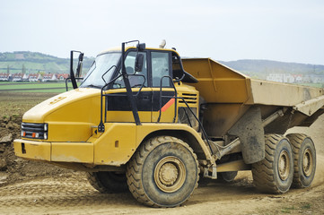 Muldenkipper faehrt auf der Baustelle