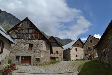 Fototapeta na wymiar boerderijen en huizen in authentiek bergdorpje in de Franse Alpen