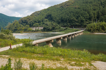 片岡（かたおか）沈下橋（高知県仁淀川）

