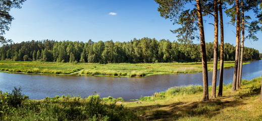 летний пейзаж на берегу уральской реки Иртыш, Россия © 7ynp100