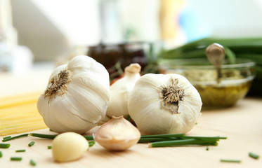 garlic whole and cloves closeup