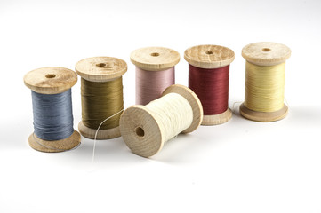 Nähgarn auf Holzspulen