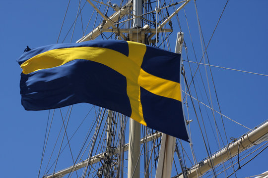 En svensk flagga vajar på en båt