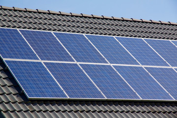 Photovoltaikanlage auf dem Dach eines Wohnhauses zur alternativen Energiegewinnung von Ökostrom