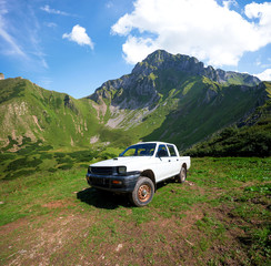 Fahrzeug in Berglandschaft