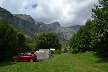 kampeervakantie met tent in bewolkte Franse Alpen