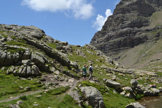 twee mensen wandelen in de franse alpen boven de boomgrens