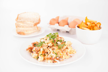 Scrambled eggs with chanterelle and parsley