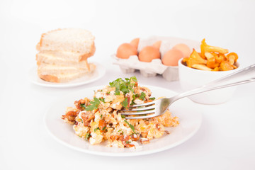 Scrambled eggs with chanterelle and parsley