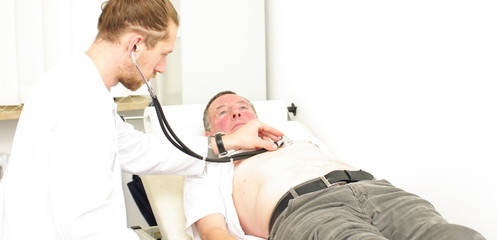 Untersuchung beim Arzt, Abhören