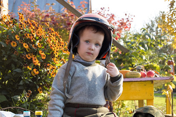 Мальчик в мотошлеме