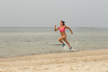 Fototapeta premium beautiful sporty girl on the beach sports