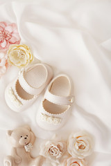 Fototapeta na wymiar baby shoes and flowers