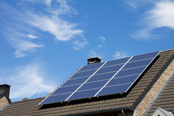 Fototapeta premium Photovoltaikanlage auf dem Dach eines Wohnhauses zur alternativen Energiegewinnung von Ökostrom