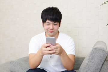 スマートフォンを持つ男性