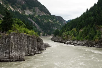 Foto auf Acrylglas Hells Gate, abrupte Verengung des Fraser River in British Columbia, stromabwärts von Boston Bar im südlichen Fraser Canyon © misszin