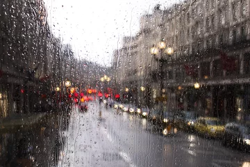 Fotobehang wazig zicht op het wegverkeer in Londen op een regenachtige dag door het busraam. regendruppels op het glazen raam van de bus © misszin