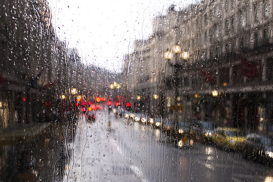 Fototapeta blurred view of road traffic in London on a rainy day through the bus window. raindrops on the glass window of the bus