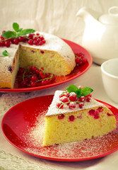 Vanilla sponge cake with fresh red currants
